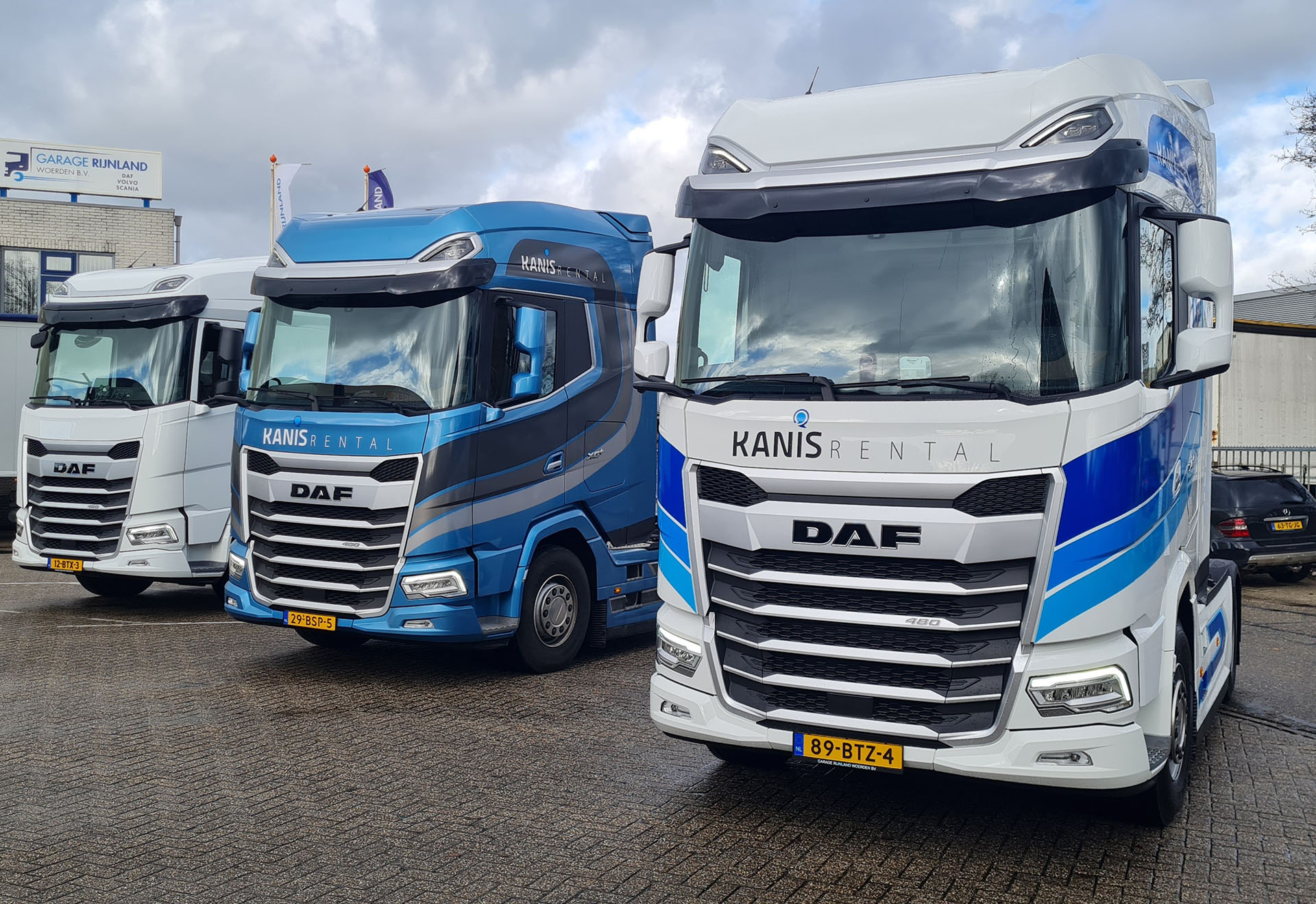 Kanis Rental drie wagens voorkant 2023