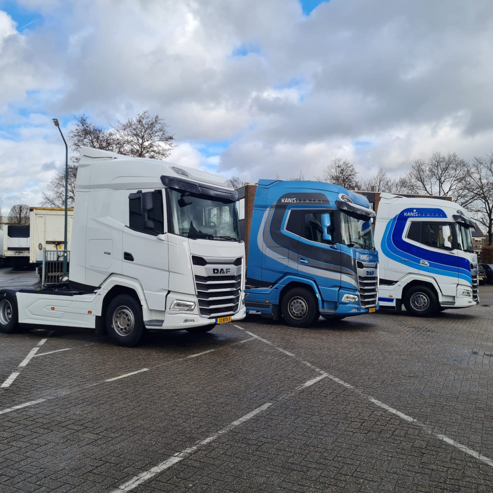 Kanis Rental drie wagens zijkant 2023
