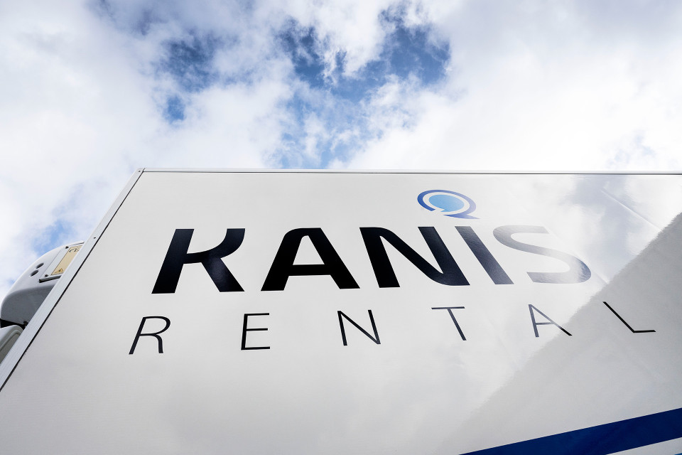 Kanis Rental zijkant wagen logo